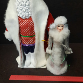 Дед Мороз на подставке и Снегурочка, современные. Высота 43 и 29 см. Картинка 14